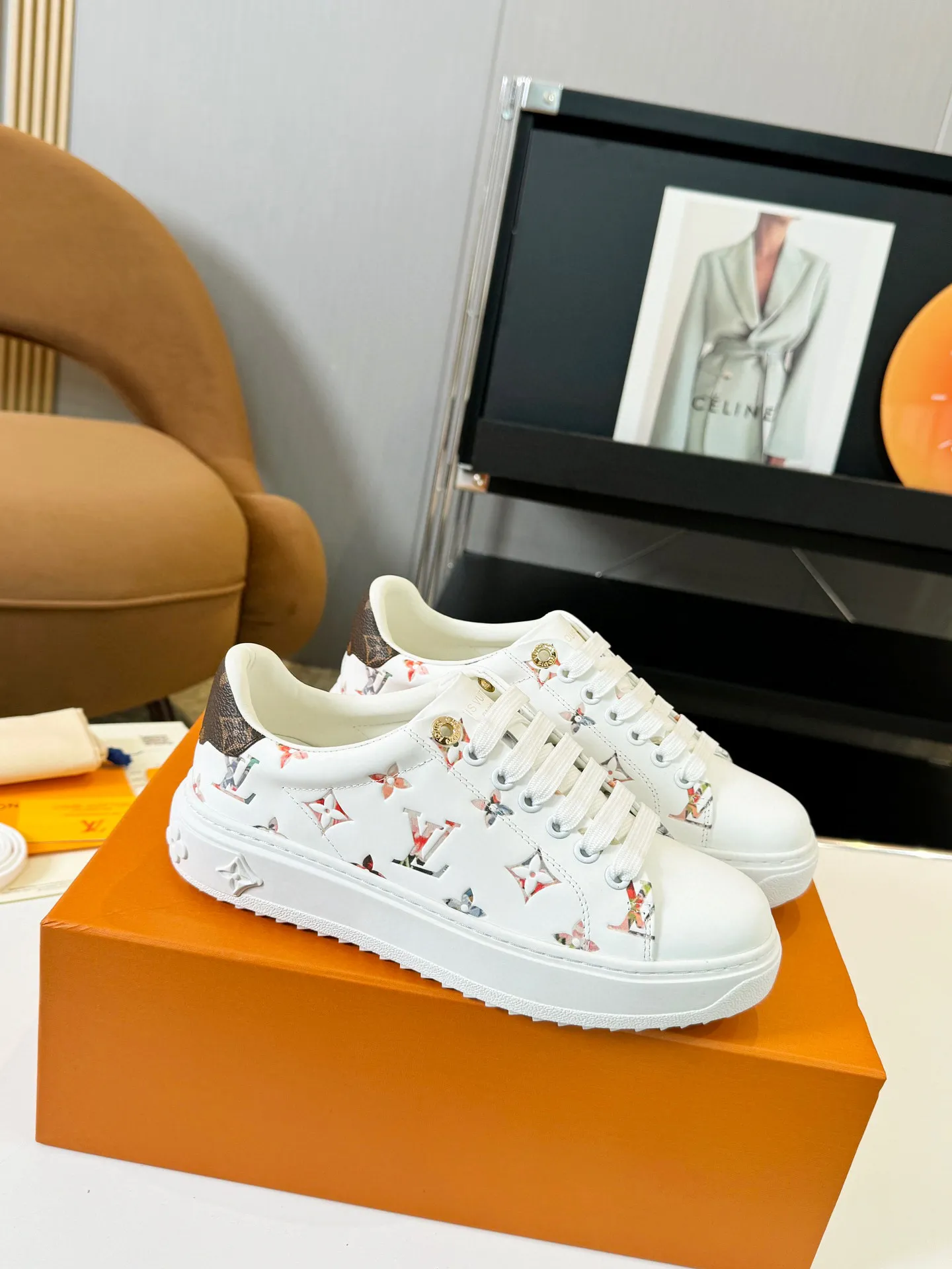 Men's Men's Shoes 💰💰660 Women's LV [Beverly Hills Sports Shoes Series] This Beverly Hills sports shoes are made of grained cow leather with Damier pattern, echoing the current season's leather goods series. The thick rubber outsole is lightweight, and an embossed Louis Vuitton logo adds a branding touch. Padded insole and technical fabric lining enhance comfort.  Detailed Features ♛ Embossed grained cowhide leather ♛ Ultra-lightweight rubber outsole ♛ Louis Vuitton logo on tongue and outsole ♛ Size: 35-40